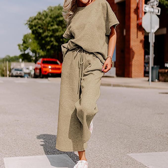 Casual solid color short-sleeved trousers two-piece set in khaki, outdoor fashion women's wear.