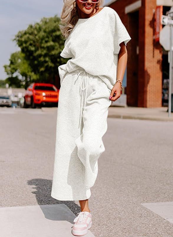 Women's solid color casual two-piece set with short sleeves and trousers in light fabric.