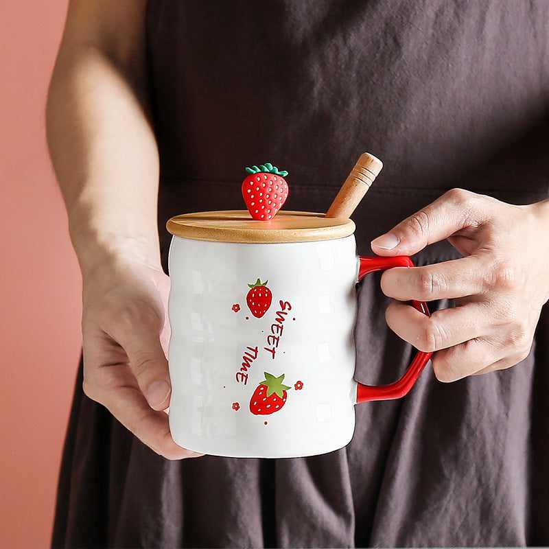 Large ceramic strawberry mug with bamboo lid and spoon, featuring a pastoral design and high temperature resistance.