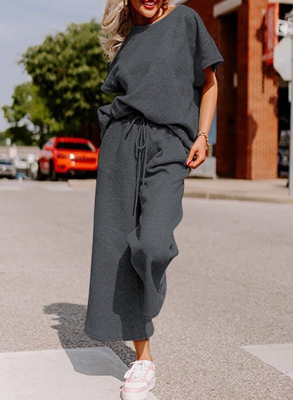 Solid color short-sleeved trousers two-piece set for women in gray, casual fashion outfit.