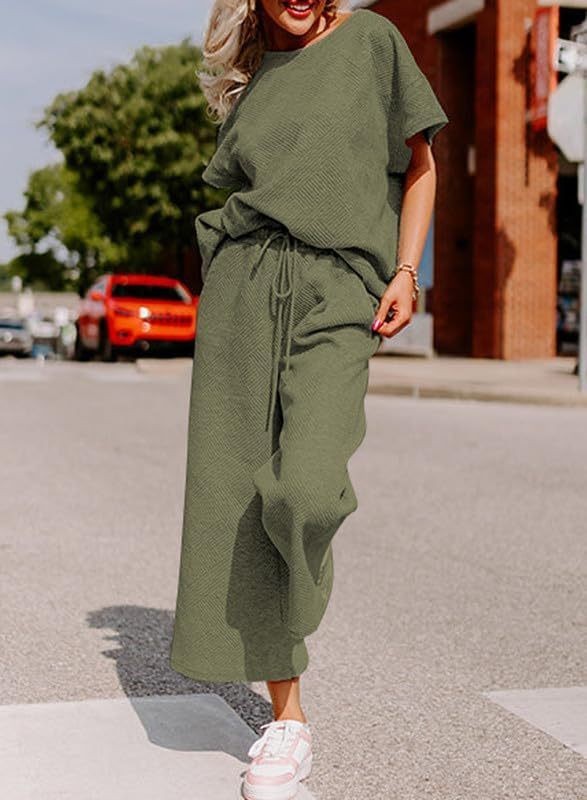 Solid color casual fashion two-piece set for women in green, featuring a short-sleeved top and trousers.