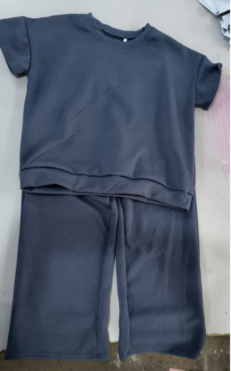 Solid color texture two-piece set with short sleeves and trousers in dark gray.