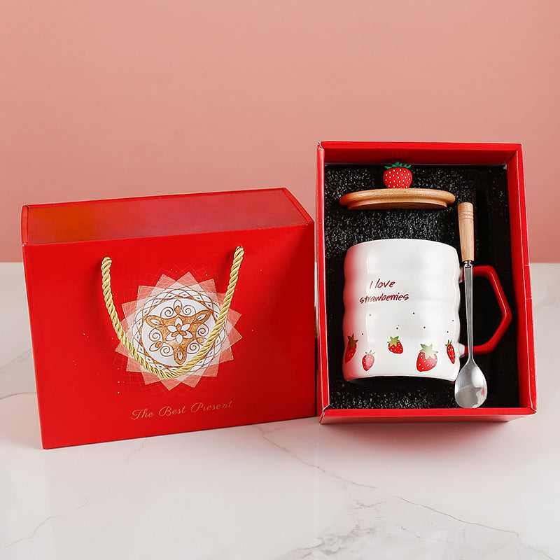 Large capacity ceramic strawberry mug with bamboo lid, pastoral style, 520ml, gift box.